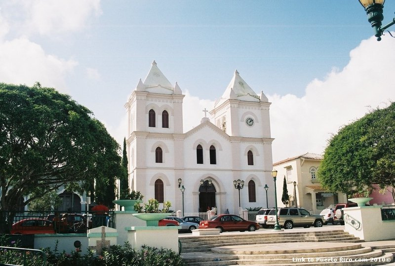 Parroquia San José en la plaza de Aibonito